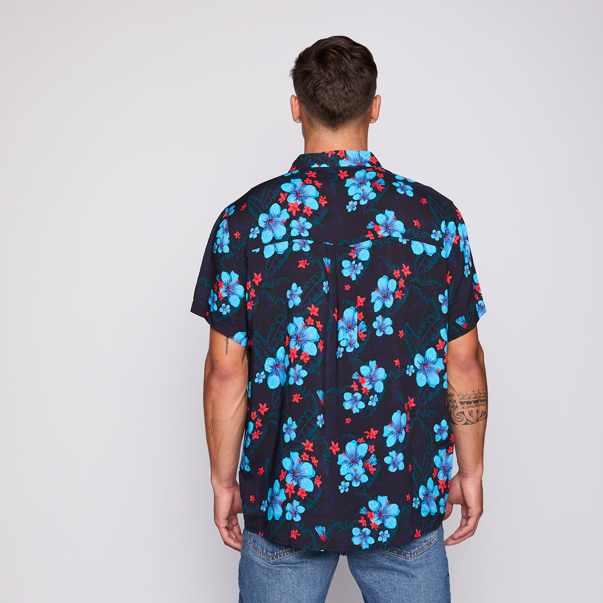 Camisa Reef Men Negra Floreada